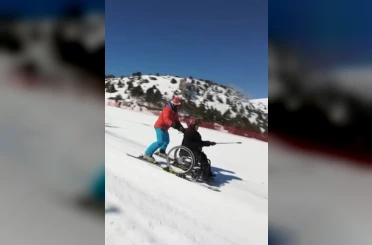 Tekerlekli sandalyeyle kayak yaparak hayalini gerçekleştirdi 