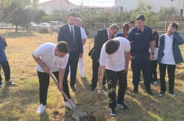 Tekirdağ’da liseliler fidan dikti 