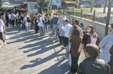 Tekirdağ’da üniversiteliler kart kuyruğunda saatlerce bekledi 