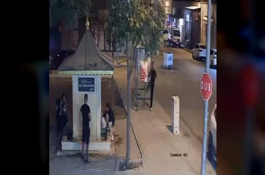 Tekmeyle otobüs durağının camını kırdı 