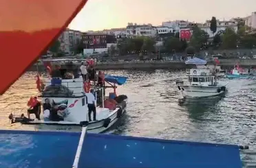Tekneler denizde konvoy yaptı
