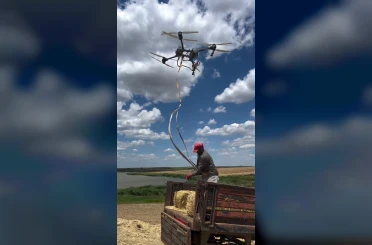 Teknoloji tarlaya indi: Çiftçi dronla saman balyası taşıyor 