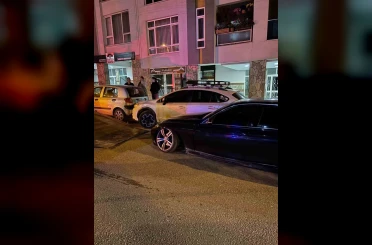 Telefonda başlayan zıtlaşma sokağa taştı… Silahlı çatışma kamerada 