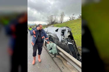 TEM Otoyolu’nda kontrolden çıkan otomobil bariyerlere çarptı: 1 ağır yaralı 