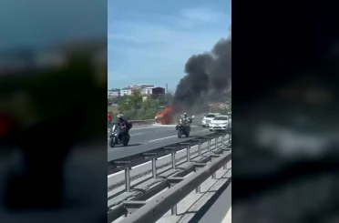 TEM Otoyolu’nda seyir halindeki aracın yanma anı kameraya yansıdı 
