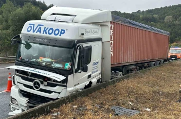 TEM’de tır bariyerlere çarptı: 1 yaralı 
