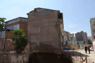Temelindeki göçük sonrası apartman mühürlendi 