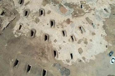 Temizlenen Turuş Kaya Mezarları’nda birbirinden ilginç kabartmalar ortaya çıkıyor 