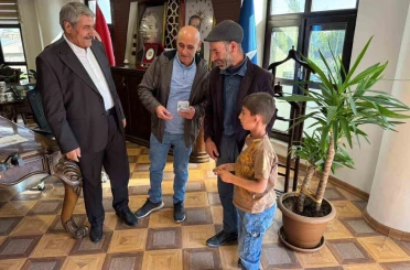 Temizlik personeli buldu, başkan teslim etti: İşçinin dürüstlüğü takdir topladı 