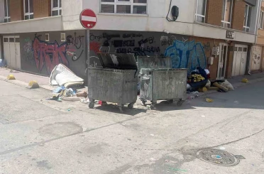 Tepebaşı’ndaki sokaklarda çevre ve görüntü kirliliğine sebep olan çöpler 