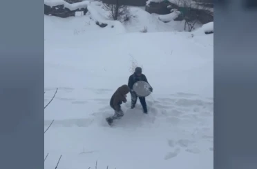 Tepsiyle kayarken havaya attı, kardeşinin başına isabet etti 