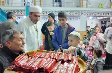 Teravihe gelen çocuklara imamdan ikramlar 