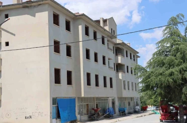 Terk edilen Günyüzü’ndeki eski belediye binası çocuklar için adeta tuzak 