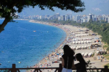 Termometreler 37 dereceyi gösterdi, yazın son günlerinde Antalya sahilleri doldu taştı 