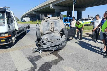 Ters dönen araçtan burnu bile kanamadan çıktı 