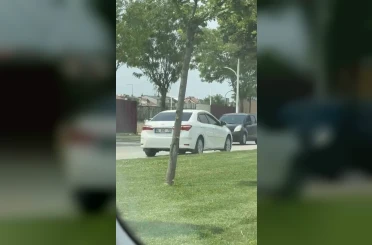 Ters şeritten giden otomobil, trafiği böyle kilitledi 