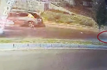 Ters yönde giden motosikletin otomobil ile çarpışması kamerada 