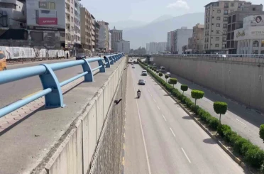 Ters yönde ilerleyerek çalan kornalara ve uyarılara aldırış etmeyen sürücü hayrete düşürdü 