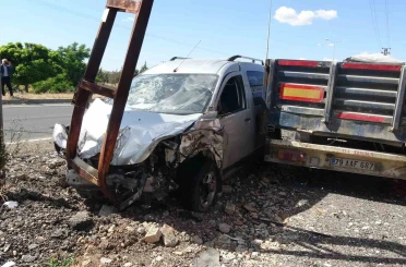Ters yönden giden hafif ticari araç direğe çarptı: 1 yaralı 