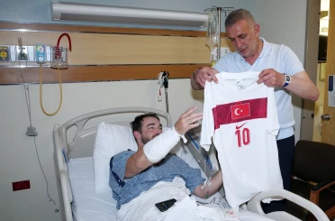 TFF Başkanı Hacıosmanoğlu, kaza geçiren polisi hastanede ziyaret etti 
