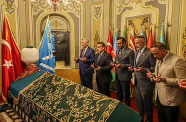 Ticaret Bakanı Bolat, Ertuğrul Gazi Türbesi’ni ziyaret etti
