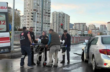 Ticari taksiyle otomobil çarpıştı: 2 yaralı 