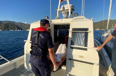 Ticari yatta yaralanan vatandaşa Sahil Güvenlik tıbbi tahliye 