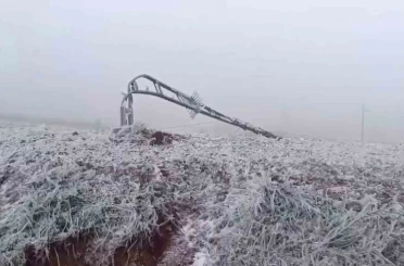 Tipi onlarca elektrik direğini yıktı, buzla kaplanan iletim hatları ekiplerce temizlendi 