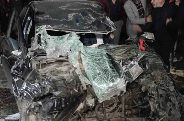 Tır dorsesine çarpan otomobil hurda yığınına döndü, sıkışan sürücü güçlükle kurtarıldı 