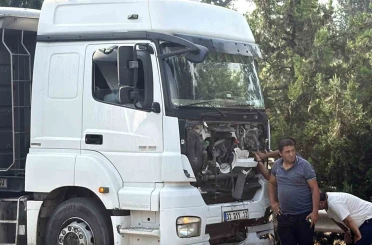 Tır, hafif ticari araca çarptı: 2 ölü, 2 yaralı 