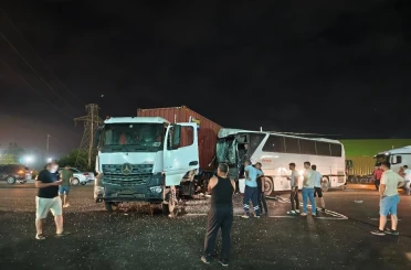 Tır ile işçi servisi çarpıştı: 12 yaralı 