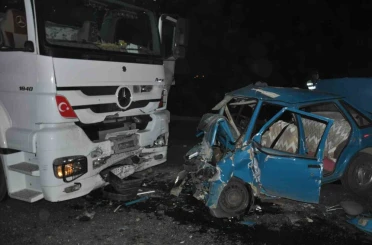 Tır ile otomobil kafa kafaya çarpıştı: 3 ölü 