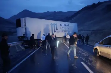 Tır kaza yaptı: Yüksekova-Van karayolunda onlarca araç yolda mahsur kaldı
