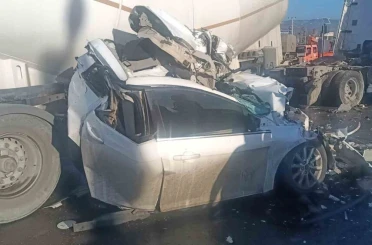 Tır otomobili ezdi, sürücü saniyelerle kurtuldu 