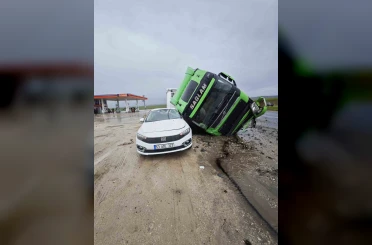 Tır otomobilin üstüne devrildi 