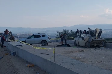 Tır rampaya çarptı, fırlayan mermerler minibüsü parçaladı: 1 ölü, 3 yaralı 
