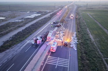 Tır refüje devrildi, yardım etmek için duran araca başka araç çarptı: 1 Ölü 6 yaralı