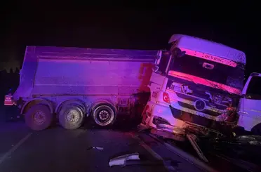 Tır refüjü aşıp karşı şeride geçti: 2 yaralı