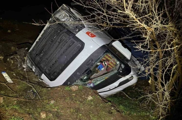 Tır şarampole yuvarlandı, sürücü yaralandı 