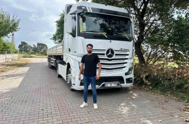 Tır şoförü ve eşi, evlatlarının cinsiyetini tırlarla düzenlenen partide öğrendi 