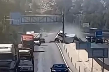 Tır ve dorsenin ayrılıp, yoldaki bariyeri yerinden koparan feci kaza kamerada 