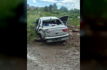Tır virajı alamadı: Aynı aileden 5 kişi yaralandı 