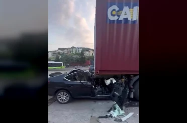 Tıra arkadan çarpan otomobil preslendi: Baba ile oğlu hayatını kaybetti 