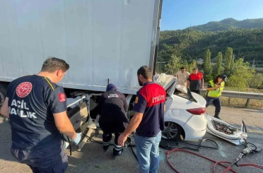 Tıra arkadan çarpan otomobilin sürücüsü hayatını kaybetti 