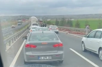 Tırda yüklü olan profil demirler yola savruldu, arkadaki araç zarar gördü 