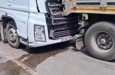 Tırlar çarpıştı facianın eşiğinden dönüldü 