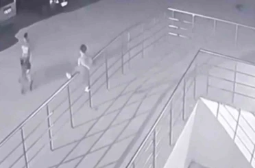 Tırmandığı demir korkuluklardan düşen çocuk ağır yaralandı 