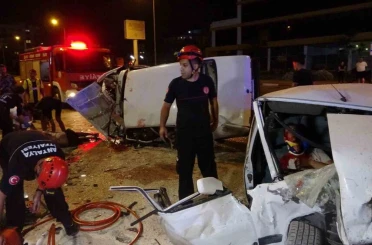 Tofaşlar kafa kafaya çarpıştı, ortalık savaş alanına döndü: 4 yaralı 