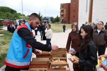Tokat Belediyesi YKS maratonunda gençleri ve ailelerini yalnız bırakmadı 