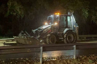 Tokat-Sivas kara yolu yaşanan taşkın nedeniyle kısa süreli trafiğe kapandı 